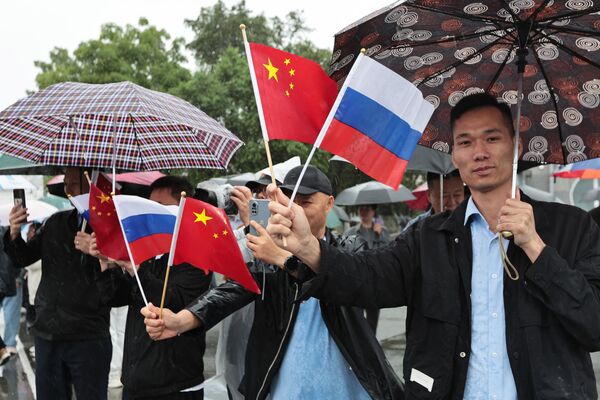 在符拉迪沃斯托克举行的迎接中国人民解放军海军 “龙虎山 ”号登陆舰和 “郑和 ”号训练舰的欢迎仪式。 - 俄罗斯卫星通讯社