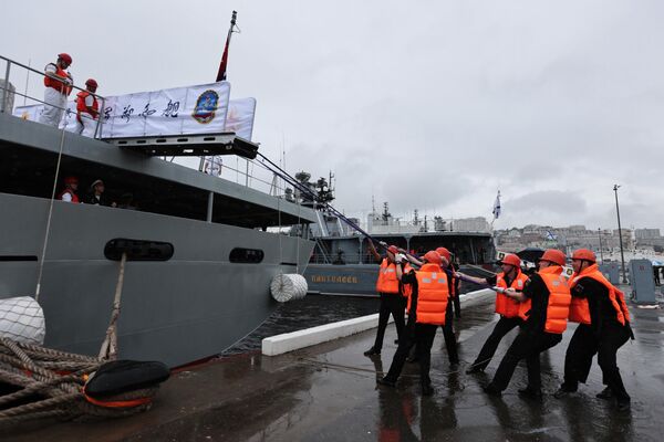 由 “龍虎山 ”號登陸艦和 “鄭和 ”號訓練艦組成的中國人民解放軍海軍艦艇編隊抵達符拉迪沃斯托克進行事務性訪問。 - 俄羅斯衛星通訊社