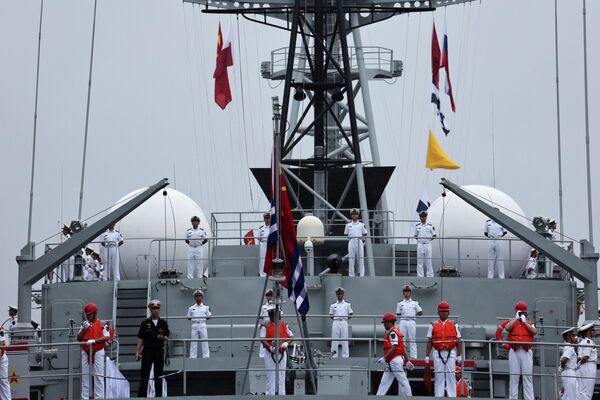 由 “龍虎山 ”號登陸艦和 “鄭和 ”號訓練艦組成的中國人民解放軍海軍艦艇編隊抵達符拉迪沃斯托克進行事務性訪問。 - 俄羅斯衛星通訊社