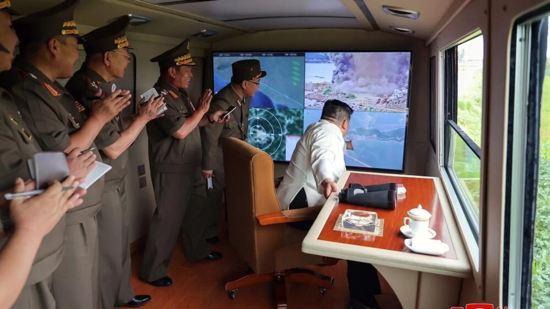 金正恩觀摩朝鮮240毫米火箭炮武器系統驗收試射
