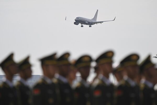 厄立特里亞總統伊薩亞斯·阿費沃基乘坐的專機正準備降落北京國際機場。 - 俄羅斯衛星通訊社