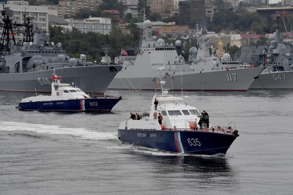 9月16日至20日，中國海警梅山艦和秀山艦組成艦艇編隊訪問俄羅斯，在俄羅斯彼得大帝灣附近海域舉行聯合演習。 - 俄羅斯衛星通訊社