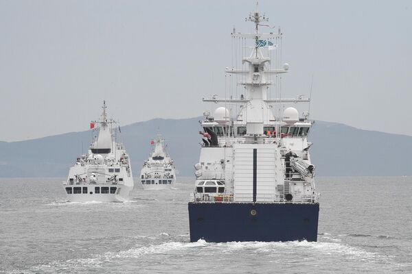 9月16日至20日，中國海警梅山艦和秀山艦組成艦艇編隊訪問俄羅斯，在俄羅斯彼得大帝灣附近海域舉行聯合演習。 - 俄羅斯衛星通訊社