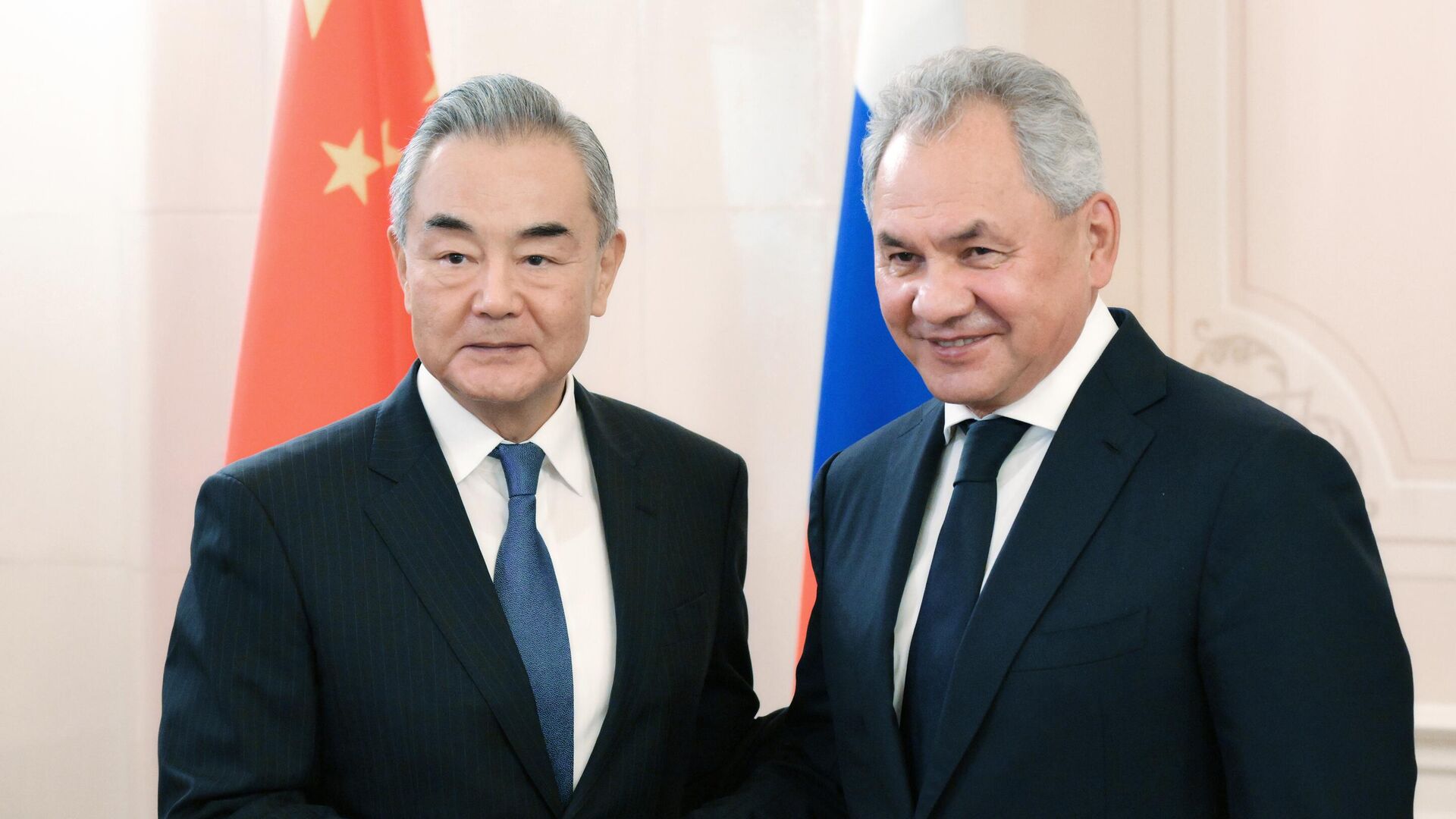 俄罗斯联邦安全会议秘书谢尔盖∙绍伊古与中国共产党中央政治局委员、中央外事工作委员会办公室主任、外交部长王毅（资料图片） - 俄罗斯卫星通讯社, 1920, 12.11.2024