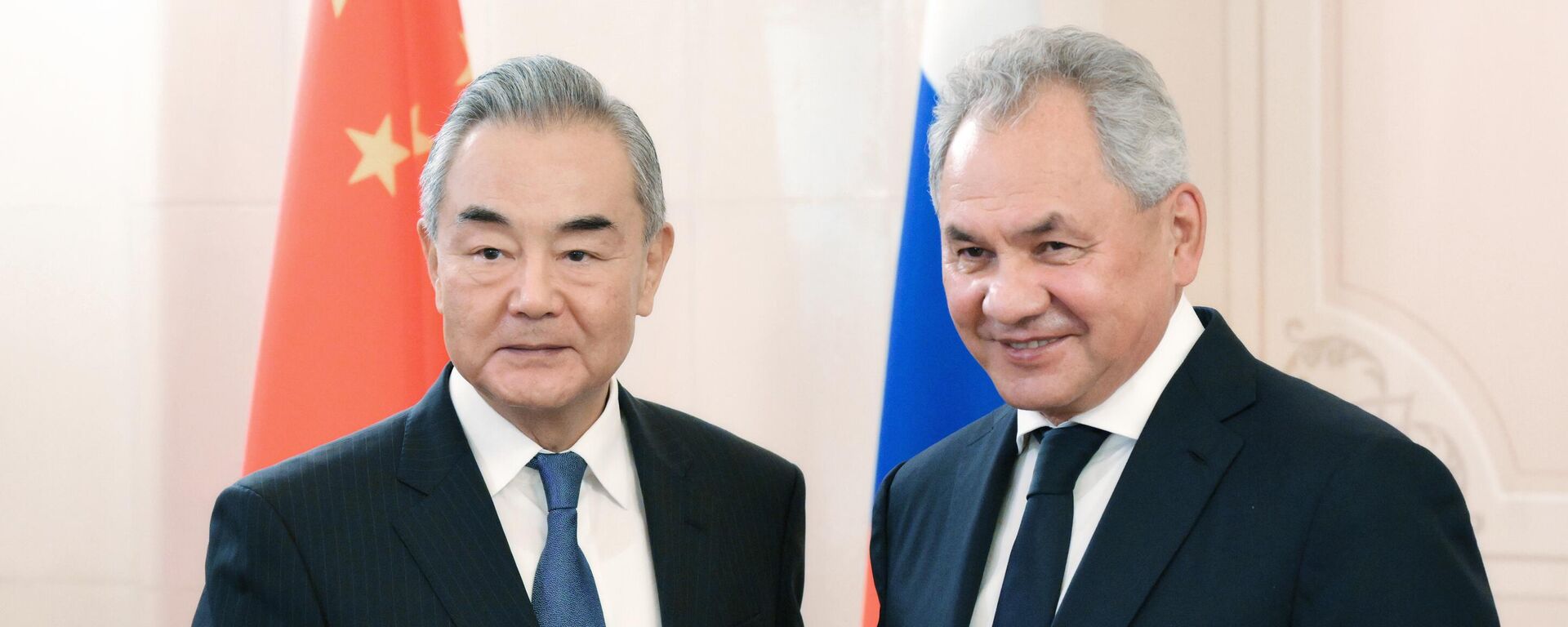 俄罗斯联邦安全会议秘书谢尔盖∙绍伊古与中国共产党中央政治局委员、中央外事工作委员会办公室主任、外交部长王毅（资料图片） - 俄罗斯卫星通讯社, 1920, 12.11.2024