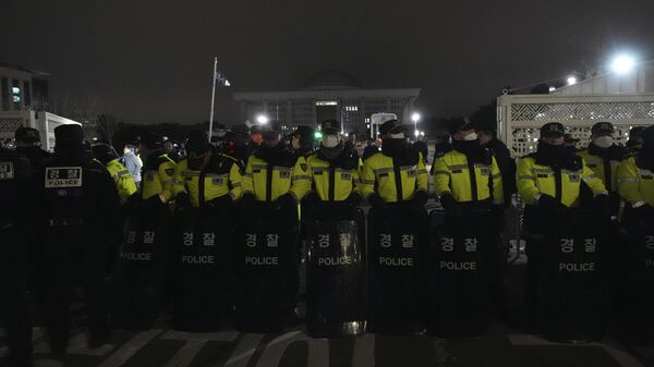 Police officers stand guard in front of the National Assembly in Seoul - 俄羅斯衛星通訊社