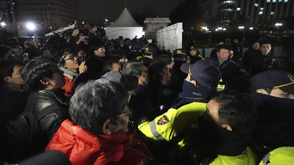 People try to enter as police officers stand guard in front of the National Assembly in Seoul, South Korea, Tuesday, Dec. 3, 2024. (AP Photo/Lee Jin-man) - 俄罗斯卫星通讯社