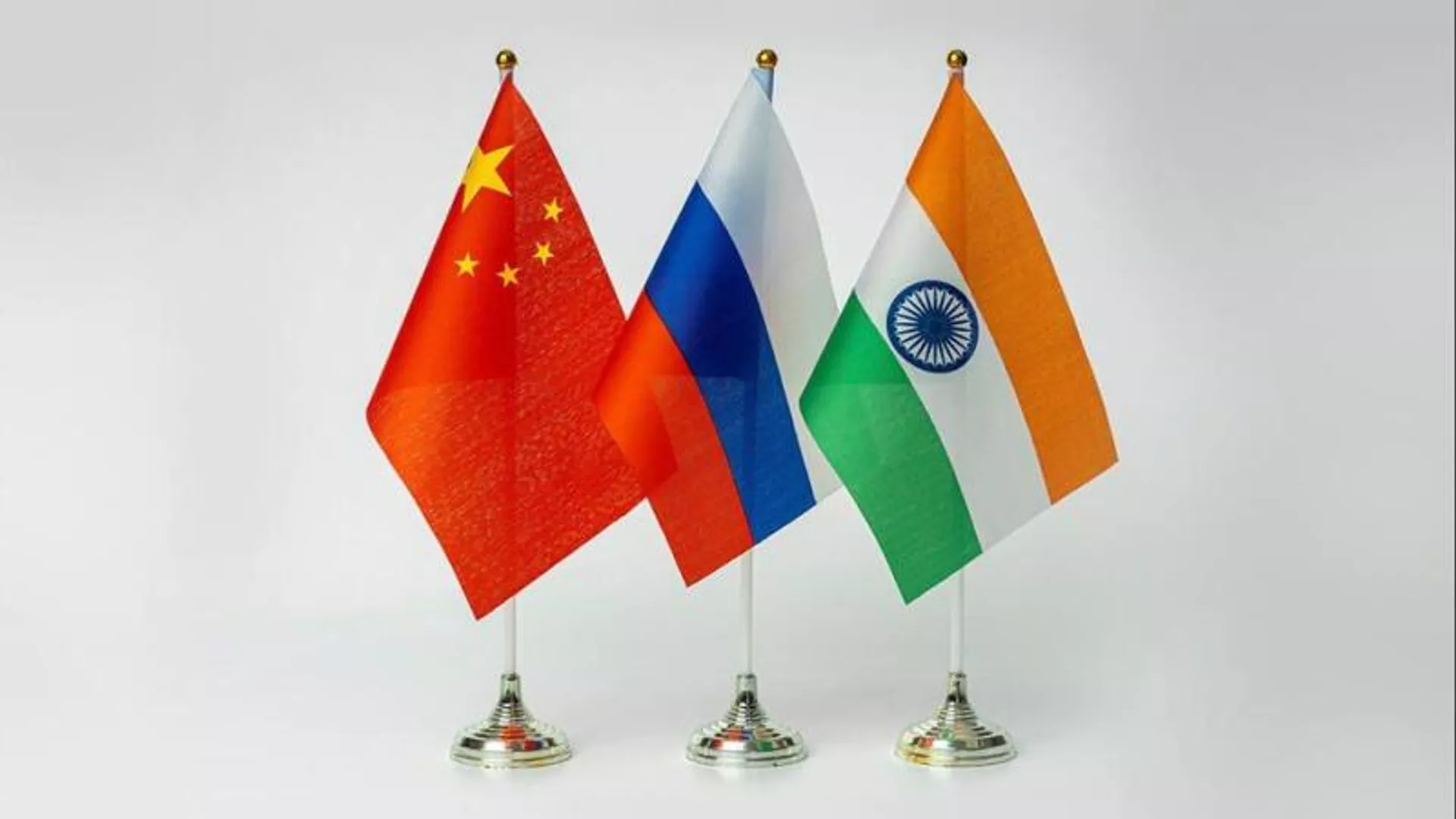 Флаги России, Китая и Индии