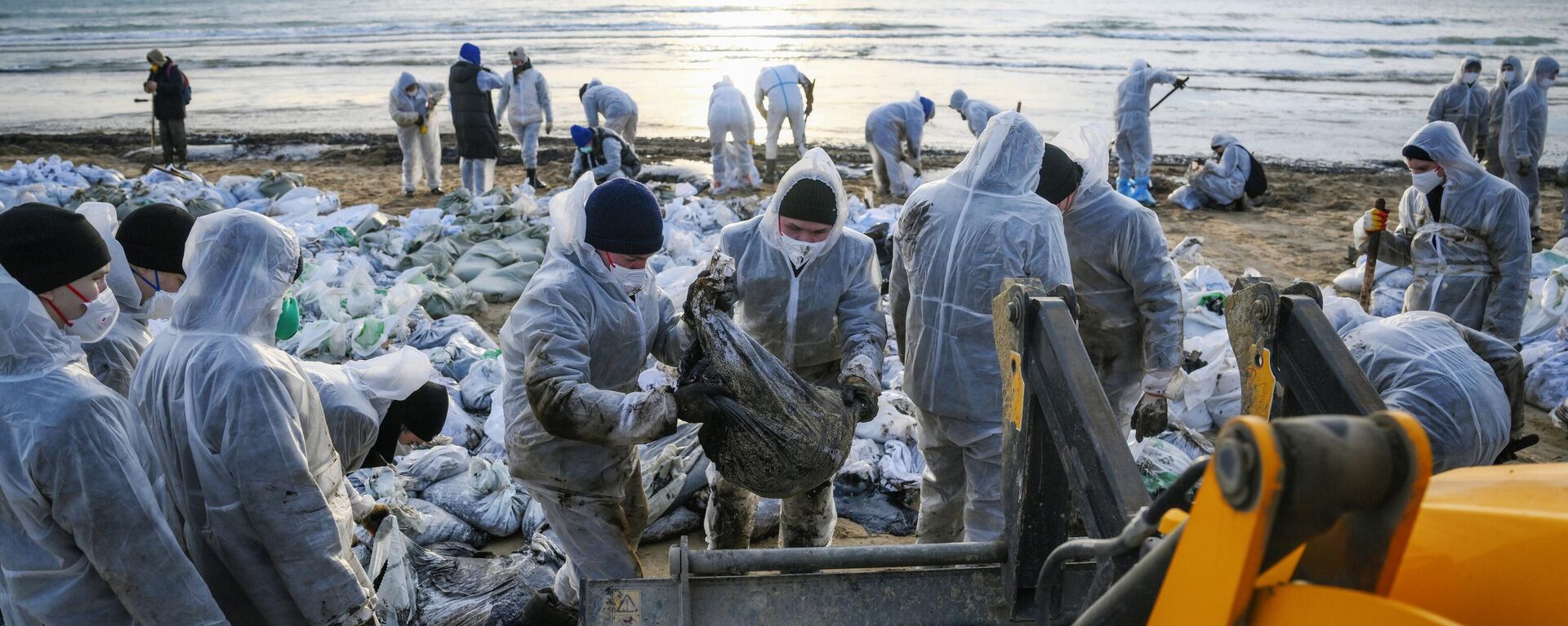 俄緊急情況部：油輪沈沒後已清理克拉斯諾達爾地區39.7公裡海岸 - 俄羅斯衛星通訊社, 1920, 23.12.2024