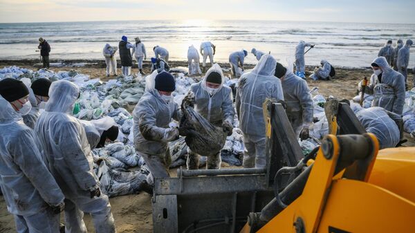 俄紧急情况部：油轮沉没后已清理克拉斯诺达尔地区39.7公里海岸 - 俄罗斯卫星通讯社