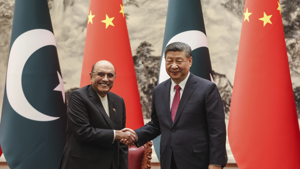 Chinese President Xi Jinping shakes hands with Pakistani President Asif Ali Zardari  - 俄罗斯卫星通讯社