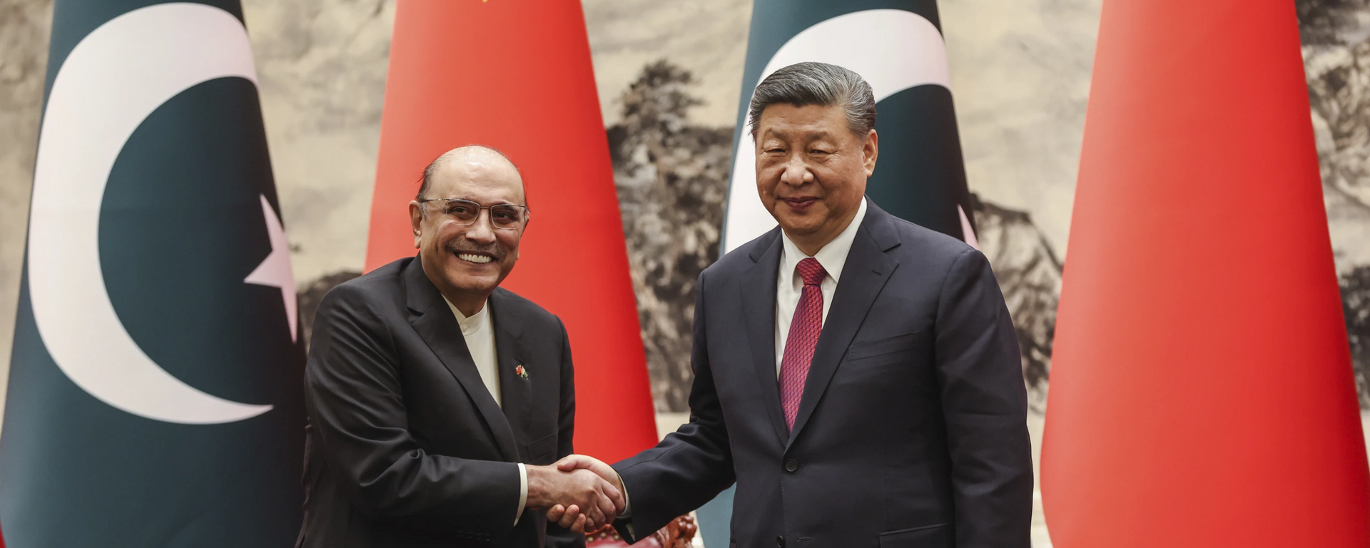 Chinese President Xi Jinping shakes hands with Pakistani President Asif Ali Zardari  - 俄罗斯卫星通讯社, 1920, 06.02.2025