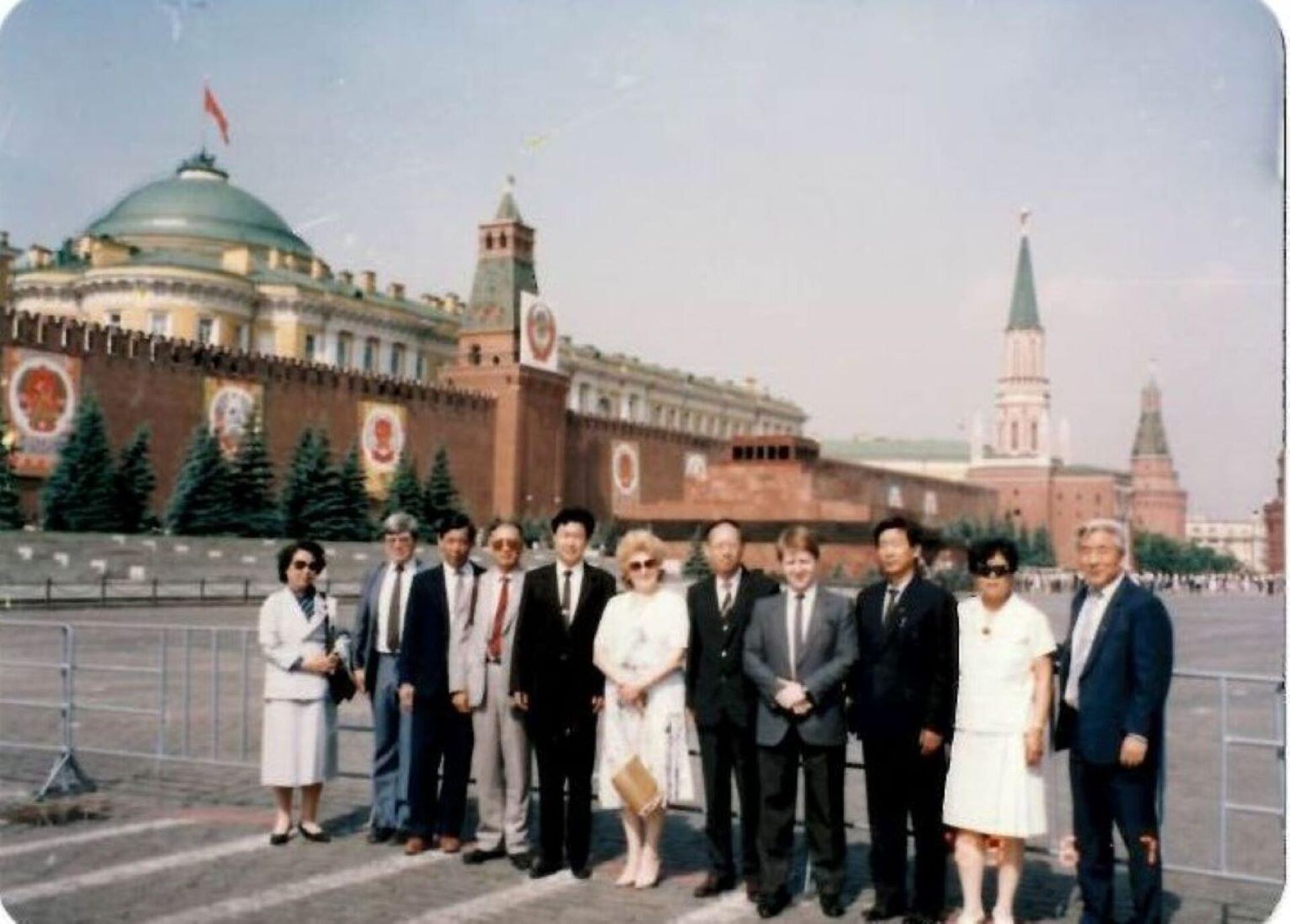 1989年5月，莫斯科，红场。 库利科娃与中华全国宇航员学会常务委员会委员王永志率领的中苏友好学会代表团。 - 俄罗斯卫星通讯社, 1920, 13.02.2025