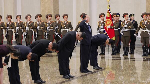 金正恩时隔四年在金正日生日参拜锦绣山太阳宫 - 俄罗斯卫星通讯社