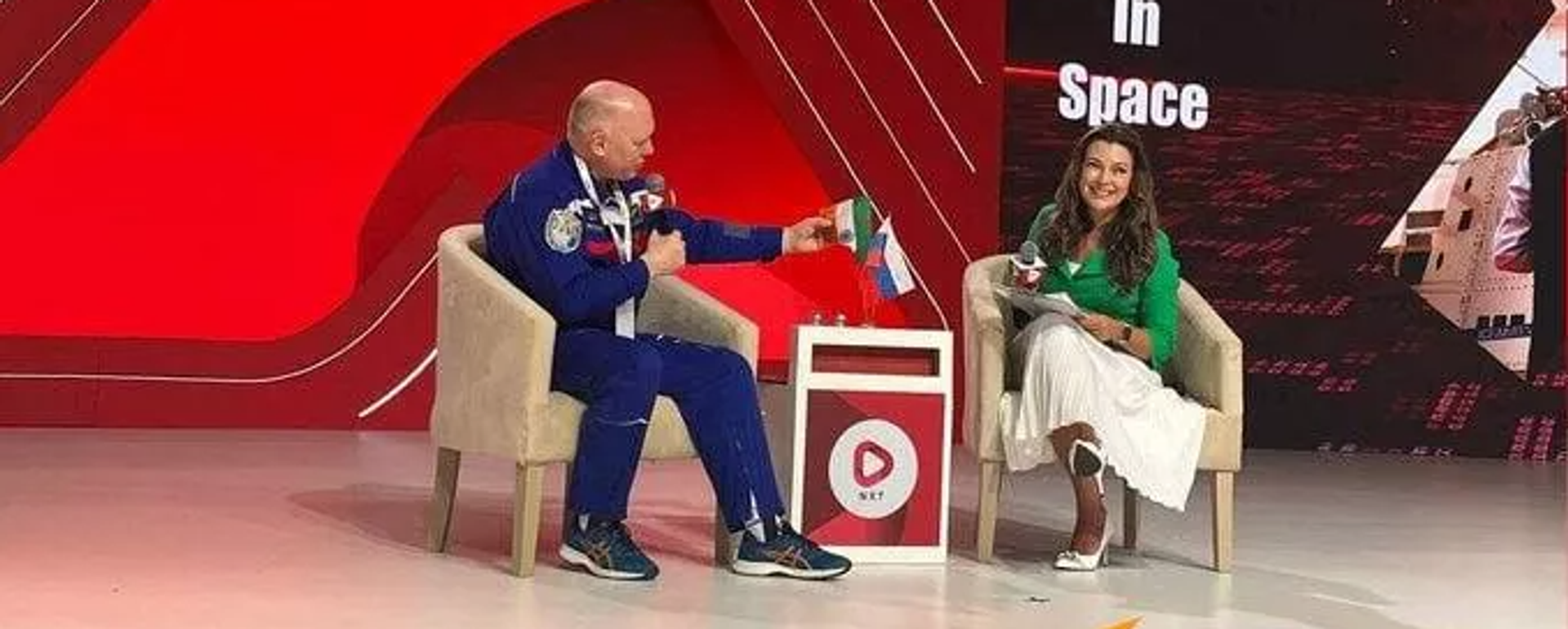 俄罗斯宇航员在 2025 年 NXT Conclave会议期间接受俄罗斯卫星通讯社采访
 - 俄罗斯卫星通讯社, 1920, 28.02.2025