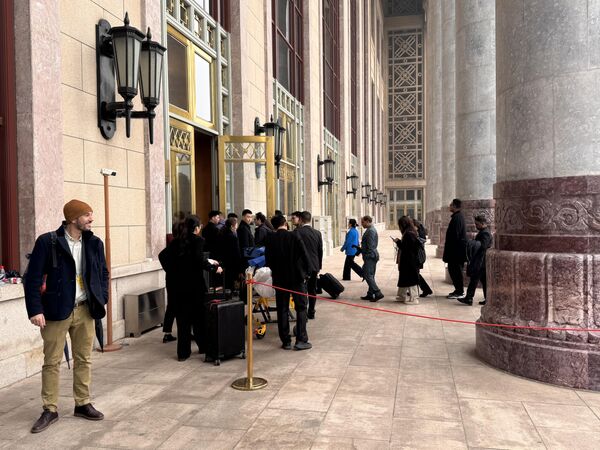 各国记者进入十四届全国人大三次会议闭幕会现场 各国记者进入十四届全国人大三次会议闭幕会现场 - 俄罗斯卫星通讯社