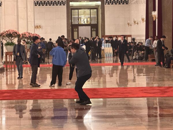 各国记者进入十四届全国人大三次会议闭幕会现场 各国记者进入十四届全国人大三次会议闭幕会现场 - 俄罗斯卫星通讯社
