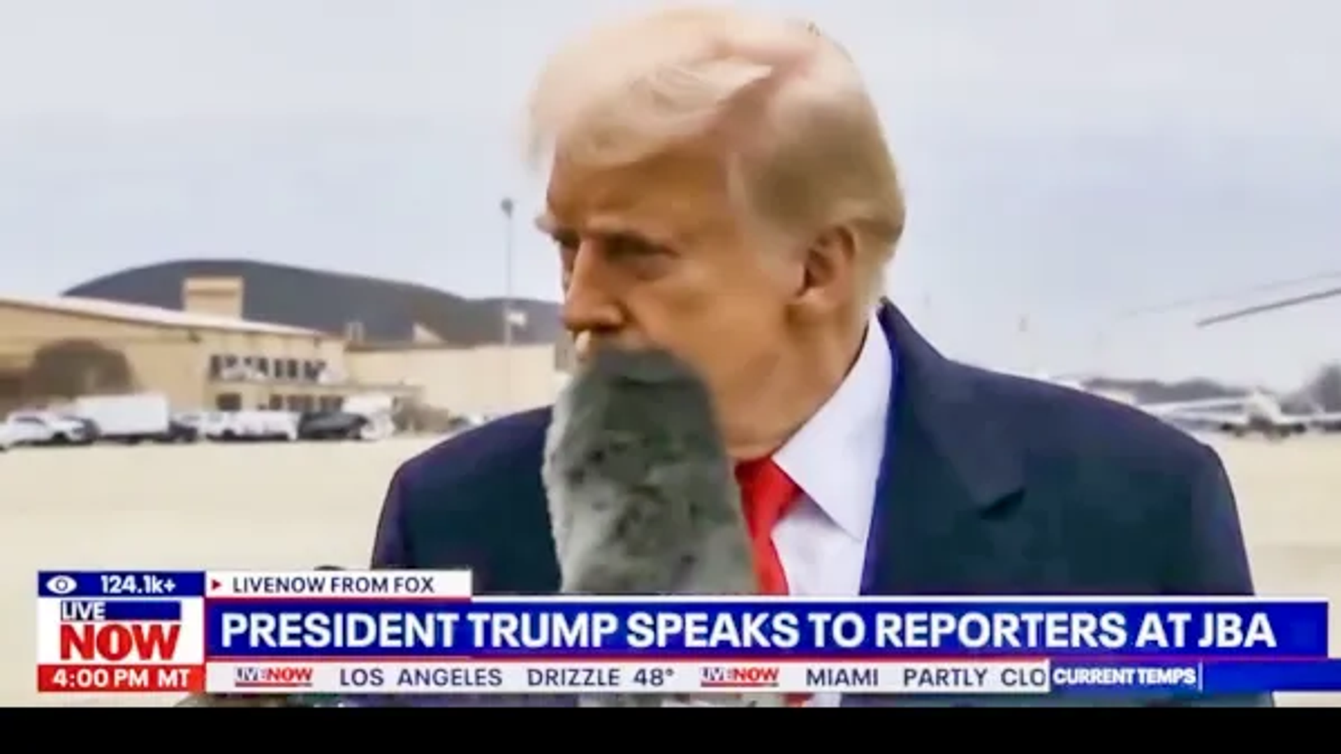 Американцы выразили беспокойство из-за удара микрофоном по лицу Трампа - 俄罗斯卫星通讯社, 1920, 17.03.2025