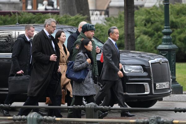 中国外长向俄罗斯无名烈士墓敬献花圈 中国外长向俄罗斯无名烈士墓敬献花圈 - 俄罗斯卫星通讯社