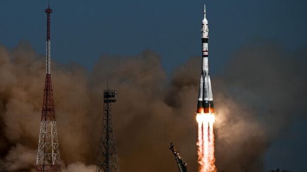 “胜利”火箭搭载3名宇航员从拜科努尔发射升空 - 俄罗斯卫星通讯社