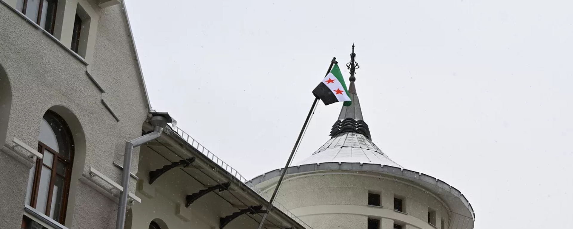 Флаг Сирии на здании посольства в Москве - 俄罗斯卫星通讯社, 1920, 08.04.2025