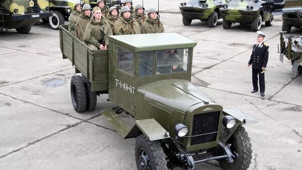 俄军“中部”集群向军校学员赠送一辆修复好的ZIS-5卡车 - 俄罗斯卫星通讯社