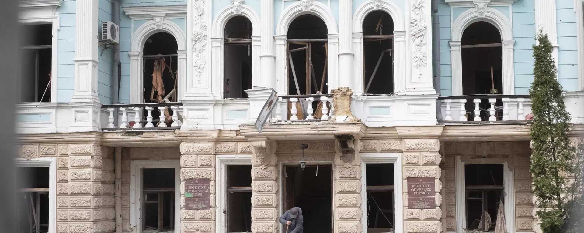 A man cleans a street from broken glass of a building damaged by a Russian missile strike on Sumy, Ukraine, Sunday, April 13, 2025 - 俄羅斯衛星通訊社, 1920, 15.04.2025
