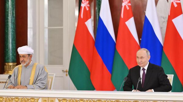 Президент РФ Владимир Путин и султан Омана Хейсам бен Тарек Аль Саид на церемонии подписания документов по итогам встречи в Москве - 俄羅斯衛星通訊社