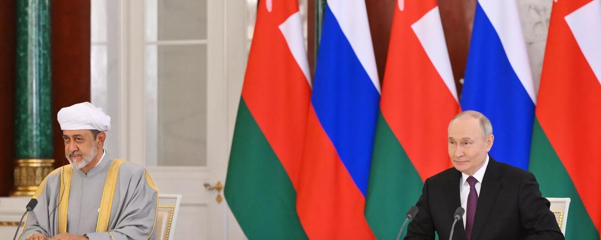 Президент РФ Владимир Путин и султан Омана Хейсам бен Тарек Аль Саид на церемонии подписания документов по итогам встречи в Москве - 俄罗斯卫星通讯社, 1920, 23.04.2025