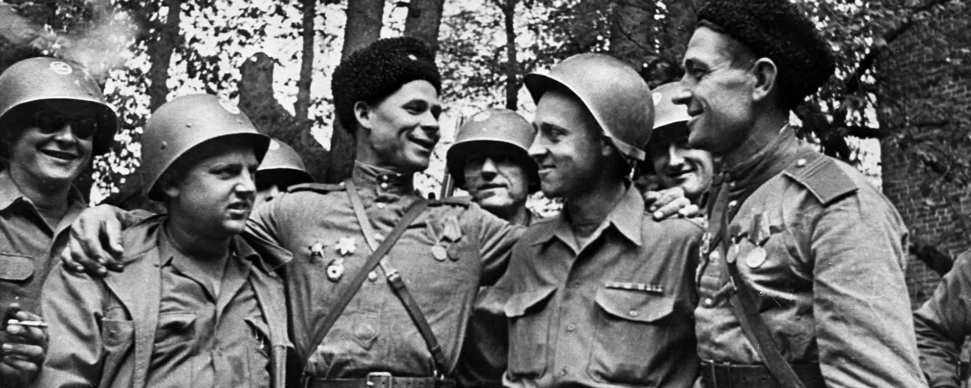 1945 年 4 月 25 日，美國和蘇聯士兵在易北河畔小城托爾高附近會面 - 俄羅斯衛星通訊社, 1920, 25.04.2025