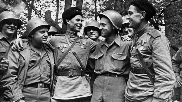 1945 年 4 月 25 日，美國和蘇聯士兵在易北河畔小城托爾高附近會面 - 俄羅斯衛星通訊社