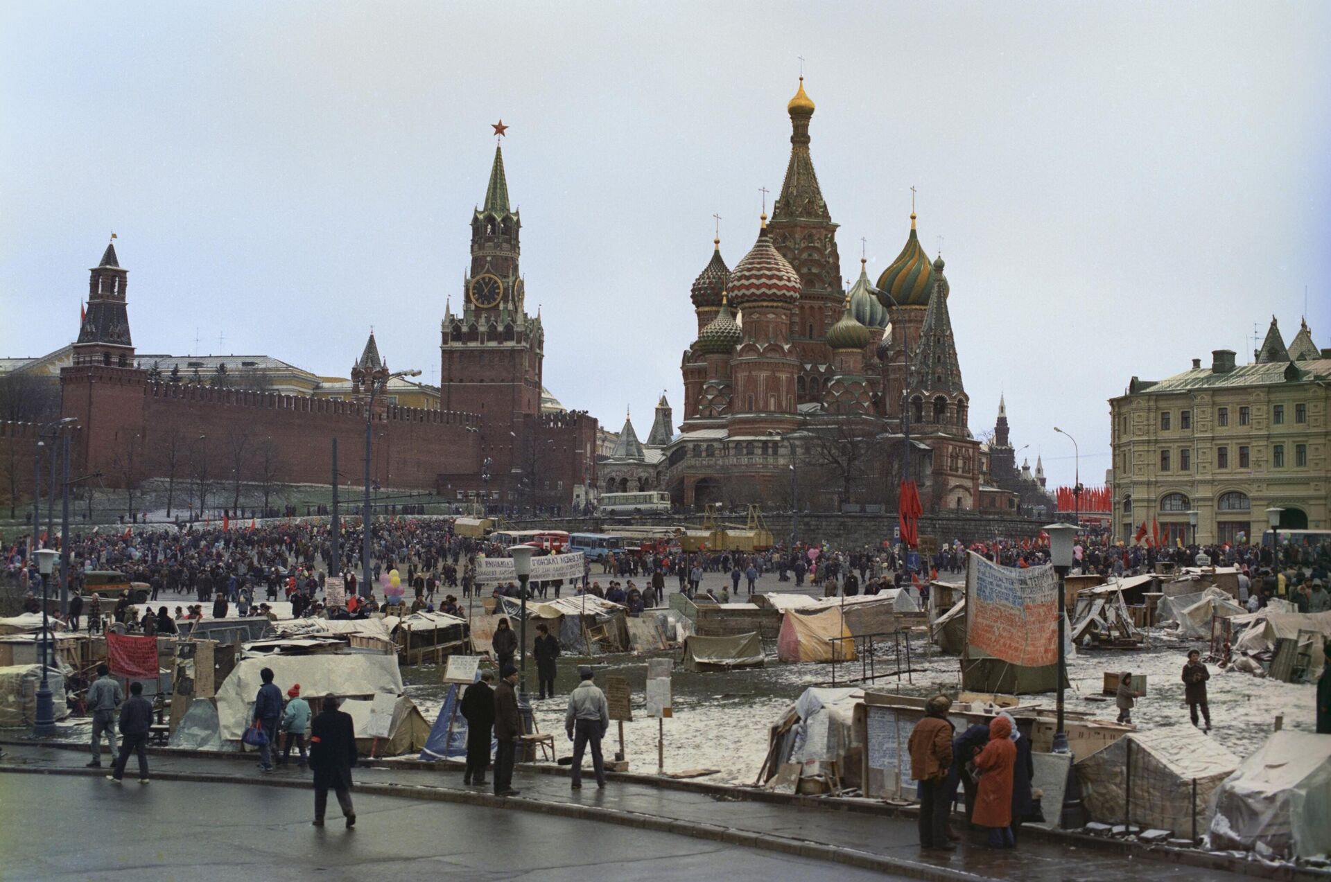 10 Палаточный городок между Красной площадью и гостиницей Россия. Люди из разных российских городов приехали в столицу просить помощи и защиты своих прав у депутатов. После парада, 7 ноября 1990 года. 10 Палаточный городок между Красной площадью и гостиницей Россия. Люди из разных российских городов приехали в столицу просить помощи и защиты своих прав у депутатов. После парада, 7 ноября 1990 года. - 俄罗斯卫星通讯社, 1920, 07.05.2025