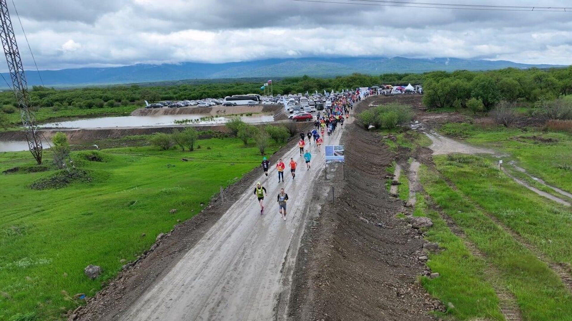 约400名跑手参加哈巴罗夫斯克俄中论坛框架内的马拉松比赛 - 俄罗斯卫星通讯社, 1920, 18.05.2025