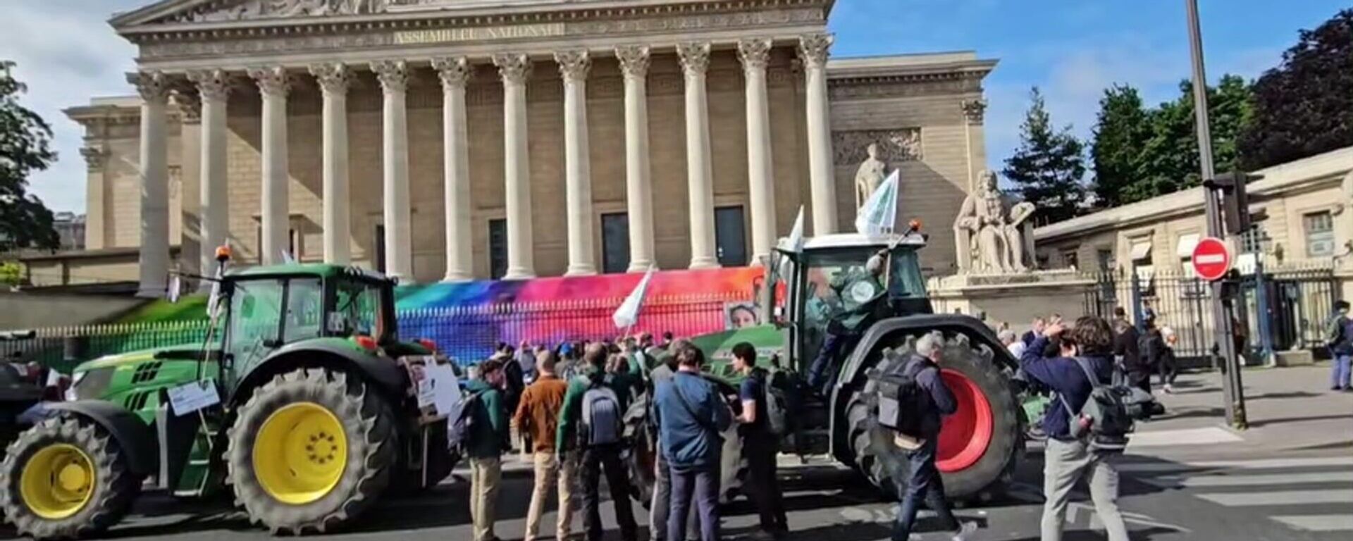 法國抗議的農民駕駛拖拉機抵達國民議會大廈 - 俄羅斯衛星通訊社, 1920, 26.05.2025