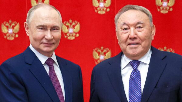 俄羅斯總統普京在克里姆林宮會見了正在莫斯科的哈薩克斯坦首任總統納扎爾巴耶夫 - 俄羅斯衛星通訊社