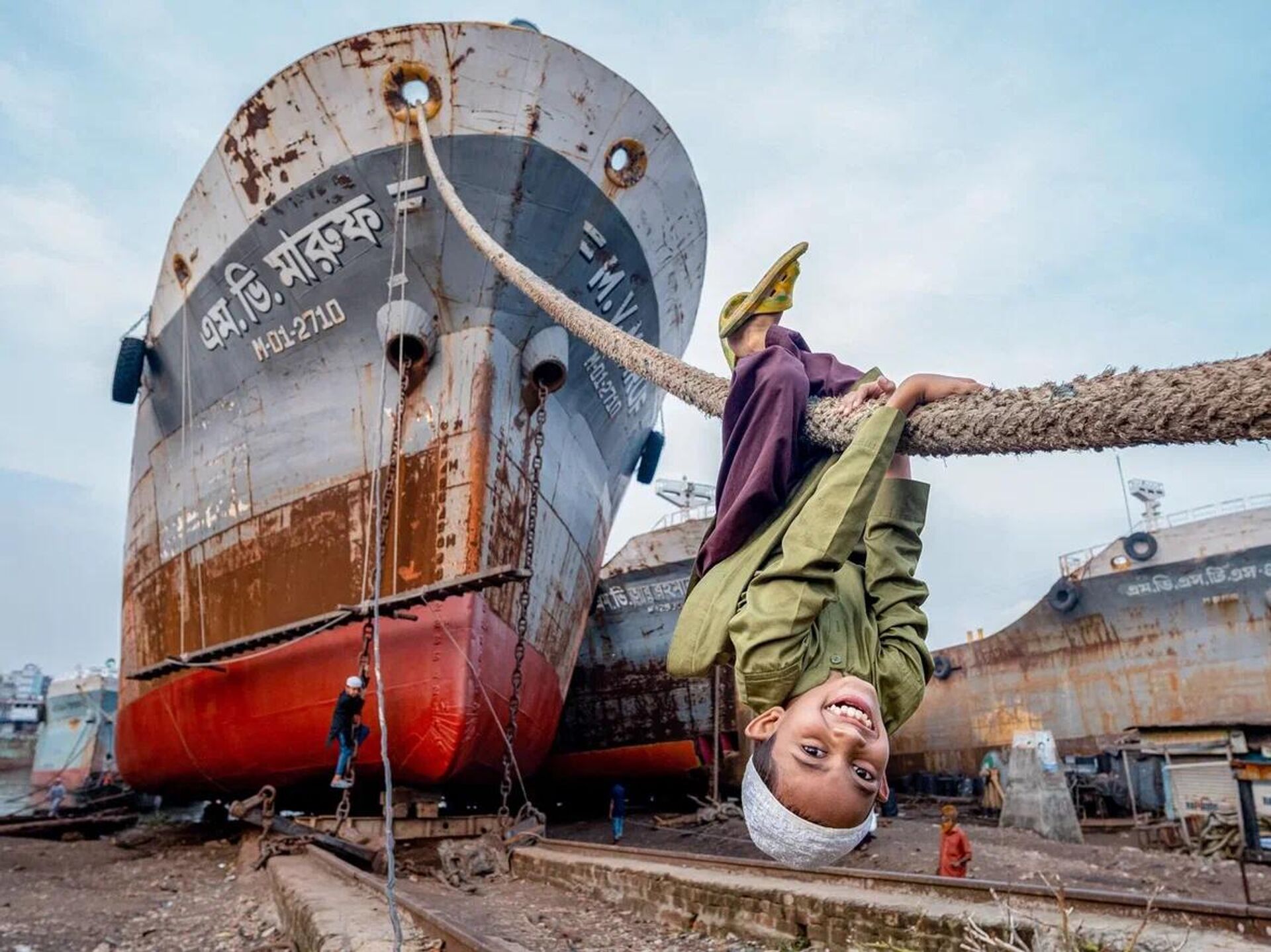 Abbas finds joy in ship ropes by the dockyard, Bangladesh Abbas finds joy in ship ropes by the dockyard, Bangladesh - 俄罗斯卫星通讯社, 1920, 17.06.2025