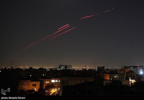 Работа ПВО в ночном небе Ирана во время ударов Израиля  - 俄羅斯衛星通訊社