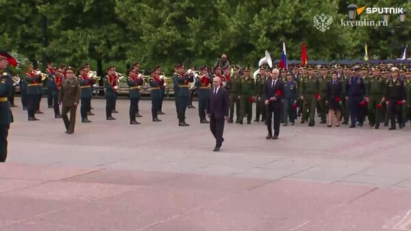 弗拉基米尔·普京向克里姆林宫墙边的无名烈士墓敬献花圈 - 俄罗斯卫星通讯社