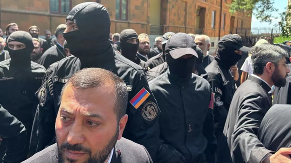 蒙面特种部队闯入亚美尼亚教会领袖官邸区域 - 俄罗斯卫星通讯社