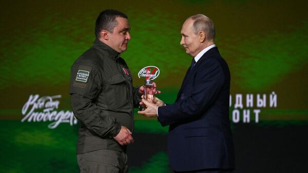 普京在“一切为了胜利！”论坛上向志愿者颁奖 - 俄罗斯卫星通讯社