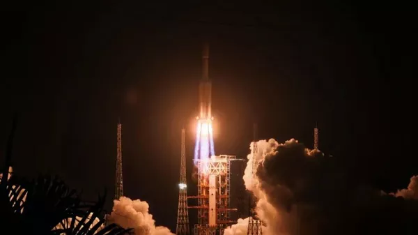 北京時間2025年7月15日5時34分，搭載天舟九號貨運飛船的長征七號遙十運載火箭在文昌航天發射場點火發射 - 俄羅斯衛星通訊社
