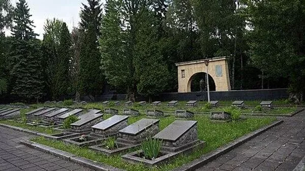 俄議員強烈譴責利沃夫市長褻瀆蘇軍烈士遺骸  - 俄羅斯衛星通訊社