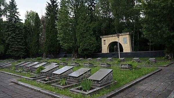 俄议员强烈谴责利沃夫市长亵渎苏军烈士遗骸  - 俄罗斯卫星通讯社