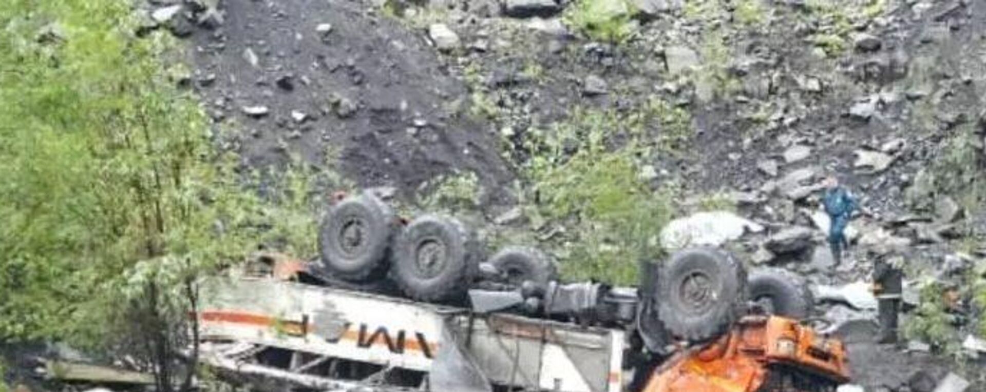 俄内务部：萨哈共和国一辆通勤巴士跌下断崖致14死7伤 - 俄罗斯卫星通讯社, 1920, 21.07.2025