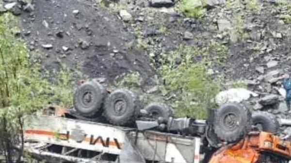 俄内务部：萨哈共和国一辆通勤巴士跌下断崖致14死7伤 - 俄罗斯卫星通讯社