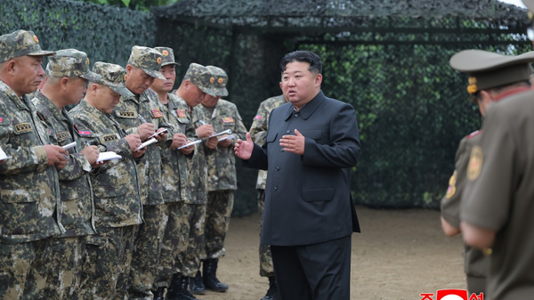 金正恩观摩朝鲜人民军大联合部队炮兵部队射击训练比赛 - 俄罗斯卫星通讯社