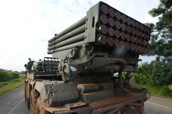 7月25日,柬埔寨奧多棉吉省,一輛軍車載著火箭發射器。 7月25日,柬埔寨奧多棉吉省,一輛軍車載著火箭發射器。 - 俄羅斯衛星通訊社
