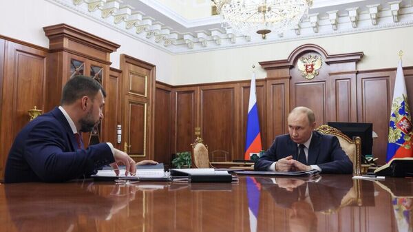 Президент РФ Владимир Путин и глава ДНР Денис Пушилин (слева) во время встречи в Москве - 俄羅斯衛星通訊社