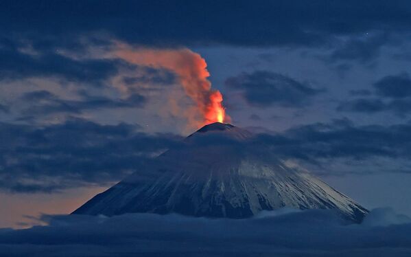 克柳切夫火山海拔4835米，是西伯利亞最高山，也是歐亞大陸海拔最高的活火山 - 俄羅斯衛星通訊社