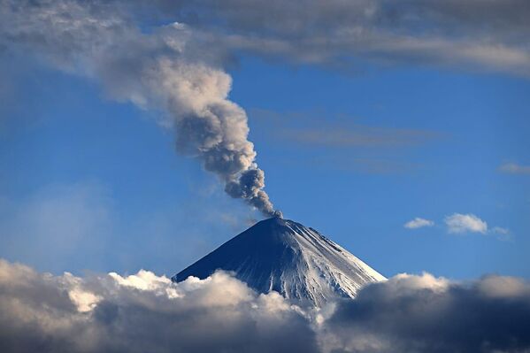 7月30日上午，堪察加半島外海發生強震，克柳切夫火山再度噴發 - 俄羅斯衛星通訊社